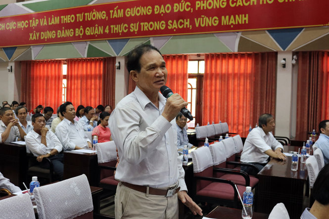 Cử tri Phạm Cường Thịnh gửi gắm nguyện vọng với các ứng cử viên - Ảnh: Trần Kim Anh
