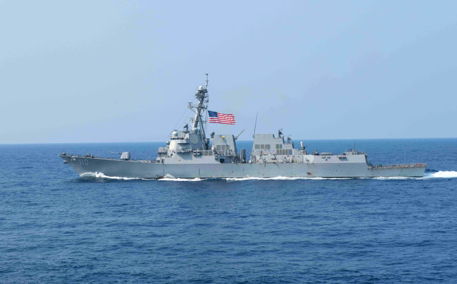 Tàu chiến Mỹ USS William P. Lawrence trong một lần đi qua biển Philippines cuối tháng 3-2016 - Ảnh: AFP