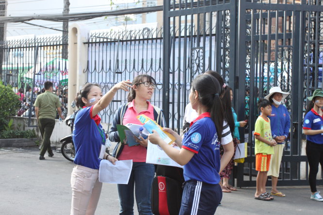Thí sinh đến điểm dự thi THPT quốc gia 2015. Ảnh: M.G