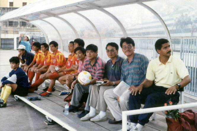Trợ lý ngôn ngữ “bất đắc dĩ” Dương Vũ Lâm (thứ hai từ phải sang) dưới thời HLV Tavares - Ảnh: Sĩ Huyên