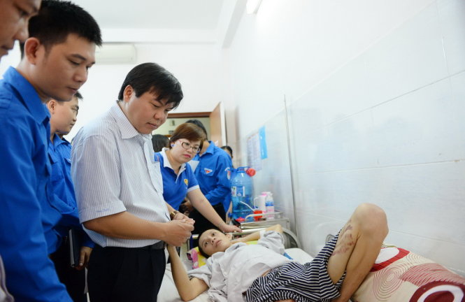 Ông Tăng Hữu Phong – Tổng biên tập báo Tuổi Trẻ thăm hỏi sức khỏe và tặng quà cho bệnh nhân đang nằm điều trị tại bệnh viện Thống Nhất trong hoạt động “Trái tim hồng vì sức khỏe cộng đồng” - Ảnh: Hữu Khoa