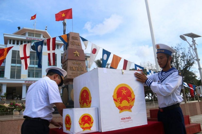 Đại diện cử tri kiểm tra, niêm phong thùng phiếu - Ảnh: Tiến Long