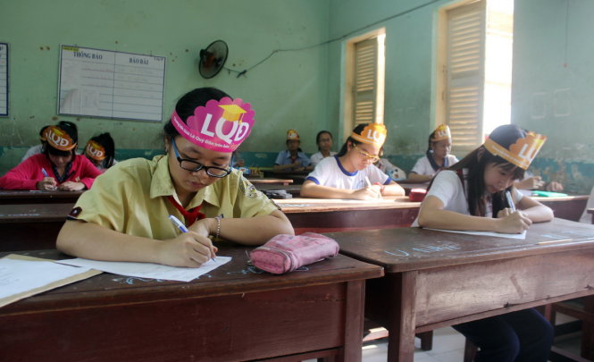 Các học sinh làm bài thi môn ngữ văn vào sáng 15-5 - Ảnh: Hải Quân