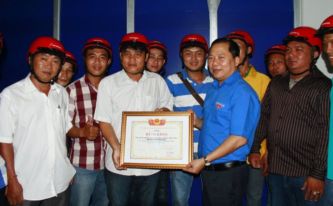 Anh Nguyễn Phi Long tặng bằng khen cho CLB phòng chống tội phạm phường Phú Hòa - Ảnh: Xuân An