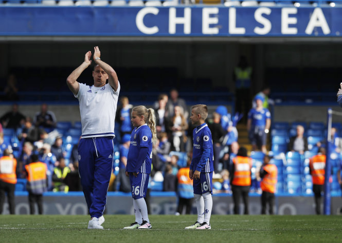 Terry vỗ tay chào các CĐV trên sân Stamford Bridge. Ảnh: Reuters