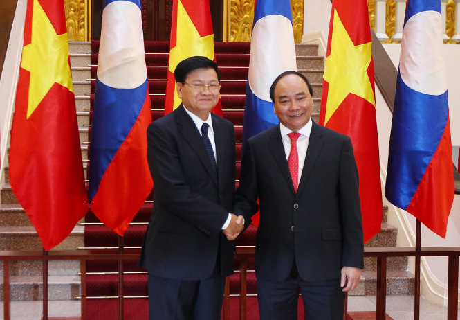 Thủ tướng Nguyễn Xuân Phúc và Thủ tướng Lào Thongloun Sisoulith tại cuộc hội đàm vào sáng 15-5 - Ảnh: N.Khánh