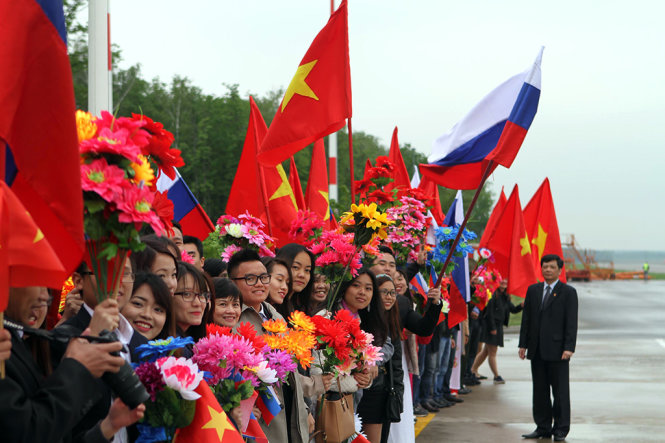 Bà con ra đón