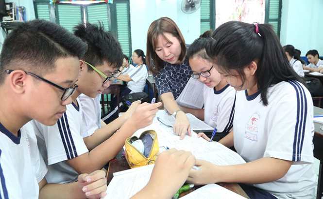 Học sinh lớp 9 Trường THCS Lê Quý Đôn (Q.3, TP.HCM) trong giờ ôn thi môn tiếng Anh chuẩn bị cho kỳ thi tuyển sinh lớp 10 năm 2016 - Ảnh: Như Hùng