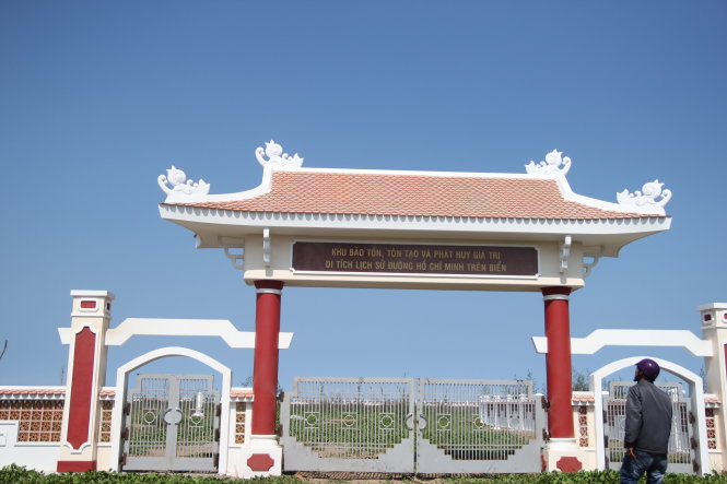 Sau nhiều năm khởi công, công trình chỉ làm xong phần tường rào - Ảnh: Mậu Trường