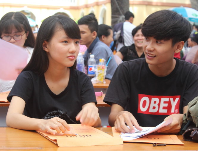 Thí sinh nộp hồ sơ xét tuyển ĐH năm 2015. Ảnh: TTO