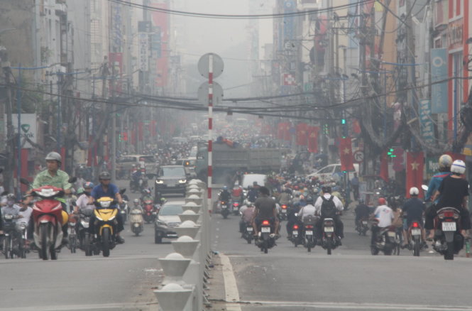Sương mù khiến tầm nhìn bị hạn chế. Ảnh chụp trên đường Hai Bà Trưng đoạn gần cầu Kiệu sáng 17-5 - Ảnh: Q.Khải
