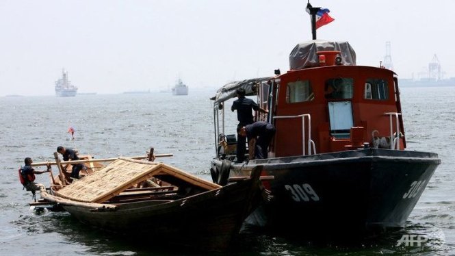 Lực lượng bảo vệ bờ biển Philippines kiểm tra một tàu cá ở Vịnh Manila - Ảnh: Reuters