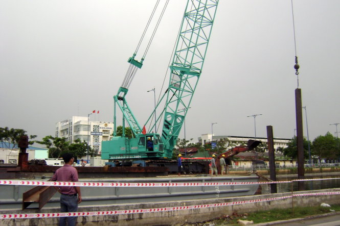 Thi công kè chống sạt lở ở Bến Bình Đông, Q.8