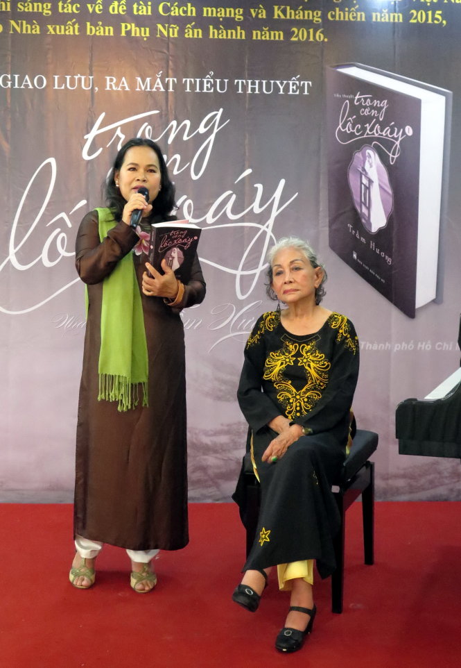 Nhà văn Trầm Hương (trái) cùng với nhân vật chính của bộ tiểu thuyết - bà Jeannette - tại buổi ra mắt sách - Ảnh: L.Điền