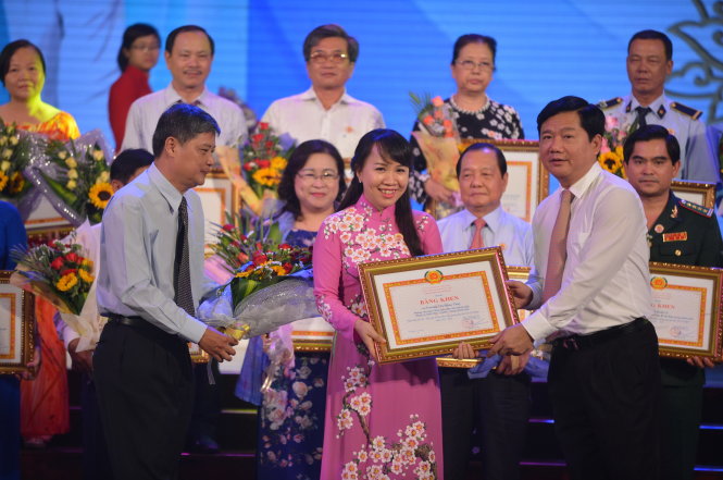 Bí thư Thành ủy TP.HCM Đinh La Thăng trao tặng bằng khen cho nhà báo Hồng Thúy tại lễ tuyên dương tập thể, cá nhân thực hiện tốt học tập và làm theo tấm gương đạo đức Hồ Chí Minh năm 2015-2016 sáng 18-5 - Ảnh: Quang Định