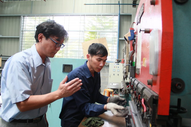 Nhà đầu tư Hàn Quốc tìm hiểu ở một nhà máy xây sẵn tại một KCN ở TP.HCM - Ảnh: Đ.Dân