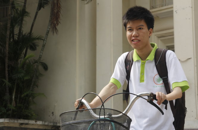 Hằng ngày, chàng trai Trần Tất Viên vẫn tự đạp xe gần 2km từ ký túc xá Mễ Trì đến trường - Ảnh: Huyền Phạm