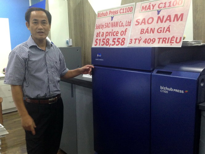 Ông Lương Vĩnh Kim bên máy in xuất xứ từ Trung Quốc chứ không phải Nhật Bản như thỏa thuận mua bán trong hợp đồng - Ảnh: L.S.