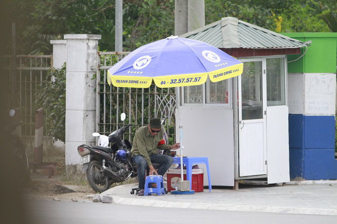 Chốt chặn trước khi bị lực lượng công an giải tán ngang nhiên thu tiền trái phép của cư dân