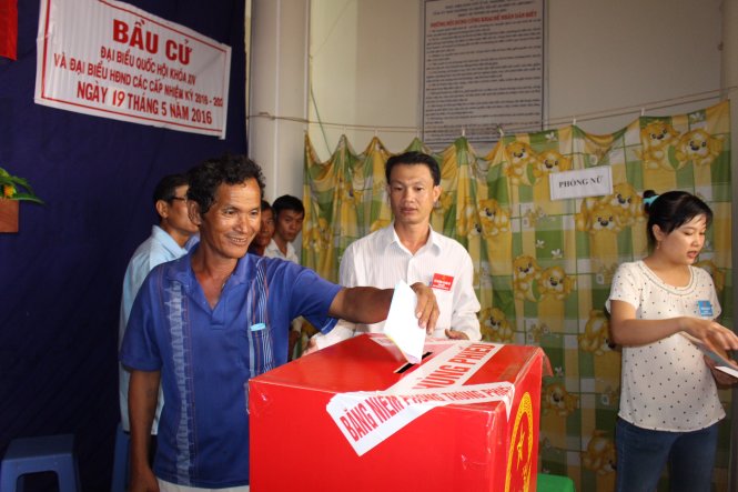 Cử tri bỏ phiếu bầu cử tại tổ bầu cử số 4, xã Thổ Châu - Ảnh: N.Triều