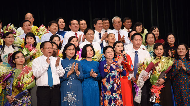 Lãnh đạo Thành ủy TP.HCM chúc mừng cá nhân đạt thành tích tại hội nghị tổng kết 10 năm thực hiện chương trình tạo nguồn cán bộ lãnh đạo, quản lý trẻ tuổi và chương trình đào tạo thạc sĩ, tiến sĩ (2006-2015) - Ảnh: Tự Trung