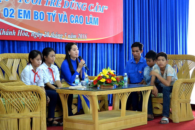 Cao Lâm và Bo Tý giao lưu cùng hai nữ sinh được hai em cứu sống - Ảnh: DUY THANH