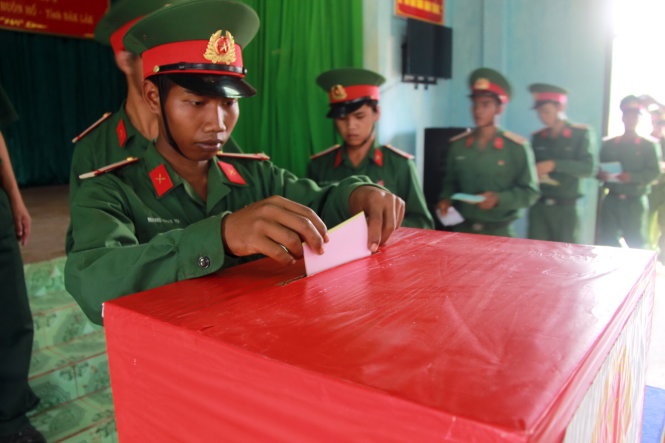 Các chiến sĩ bỏ phiếu bầu vào thùng - Ảnh: TR.TÂN
