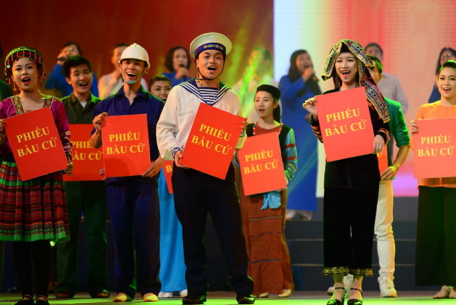 2. Tiết mục Rủ nhau đi bầu trong chương trình - Ảnh: Quang Định