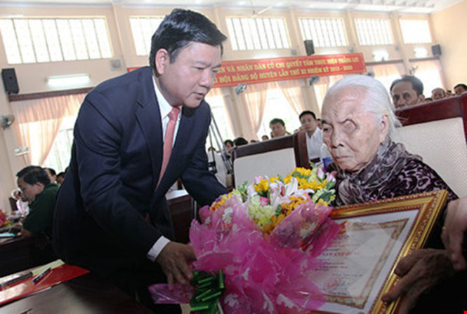 Bí thư Đinh La Thăng trao bằng chứng nhận Mẹ VNAH cho Mẹ Võ Thị Mượt ngày 26 - 4 tại Củ Chi - Ảnh: HOÀNG GIANG