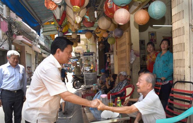 Bí thư Thành ủy Đinh La Thăng gặp gỡ người dân khu phố 4B, đường Phú Định, phường 11, quận 5, TP.HCM sáng 20-5 - Ảnh: Tự Trung