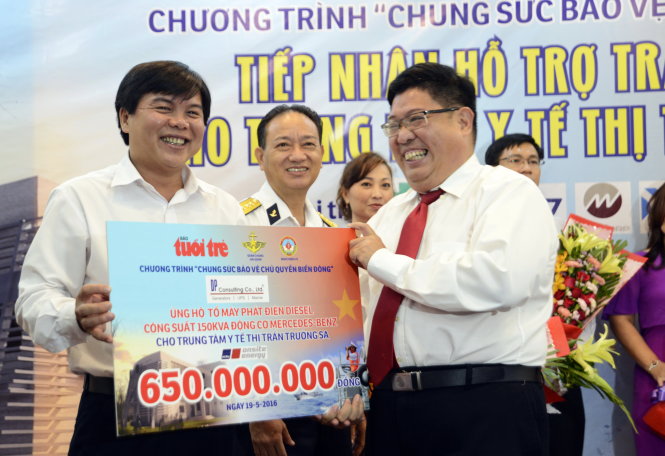Ông Tăng Hữu Phong - tổng biên tập báo Tuổi Trẻ - nhận bảng tượng trưng từ ông Trần Song Hải - tổng giám đốc Công ty DP Consulting - Ảnh: Duyên Phan