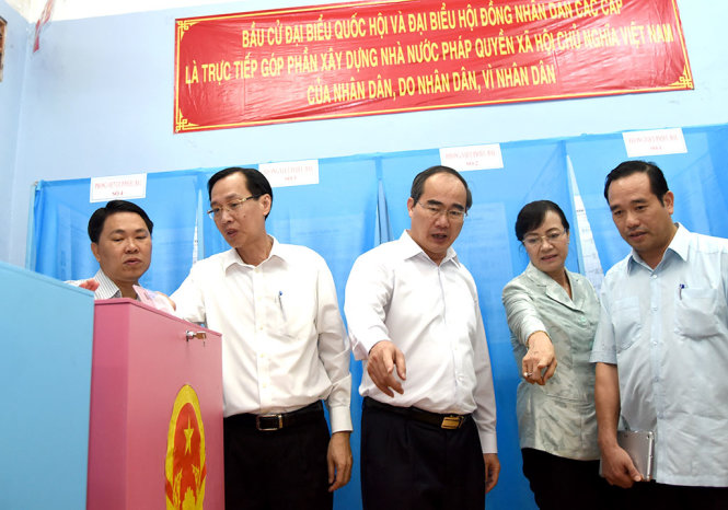 Ông Nguyễn Thiện Nhân - ủy viên Bộ Chính trị, chủ tịch Ủy ban MTTQ Việt Nam - kiểm tra điểm bầu cử tại số 140 Nguyễn Khoái, quận 4, TP.HCM vào chiều 21-5 - Ảnh: Tự Trung