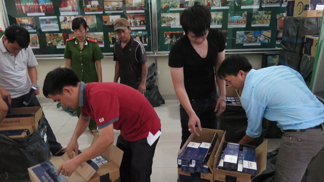 Cơ quan chức năng kiểm đếm lô thuốc lá lậu “khủng” - Ảnh: QUANG THẾ