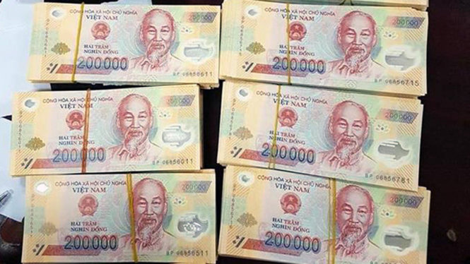 Gần 500 triệu đồng tiền giả do vợ chồng Bình mang đi tiêu thụ bị cơ quan công an bắt giữ