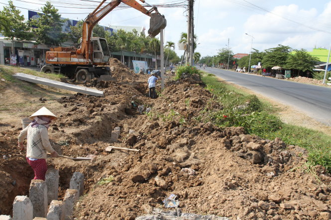 Tường rào cặp quốc lộ 50 đã bị lập biên bản vi phạm, yêu cầu đình chỉ thi công tháng 3-2016 nhưng nhà thầu vẫn triển khai thi công bình thường E- Ảnh: V.TR.