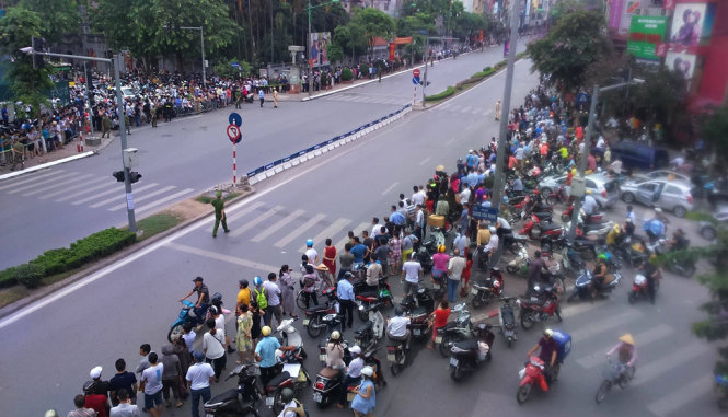 Người dân đứng hai bên đường - Ảnh: NAM TRẦN