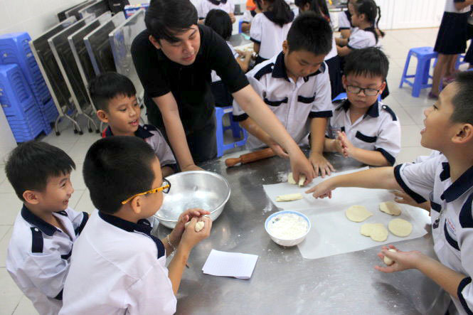 Giờ học nấu ăn của học sinh lớp 3/7 Trường tiểu học Nguyễn Bỉnh Khiêm (Q.1) - Ảnh: P.N.