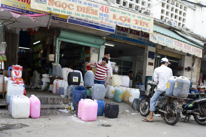 Hóa chất được bán tràn lan các khu vực quanh chợ Kim Biên (Q.5, TP.HCM) - Ảnh: DUYÊN PHAN