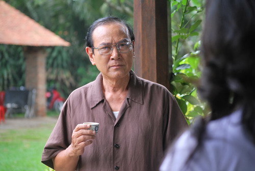 NSƯT Lân Bích, một trong những người gắn bó với Hãng phim truyện VN từ thuở sơ khai... (Ảnh trong phim Nghe trà)