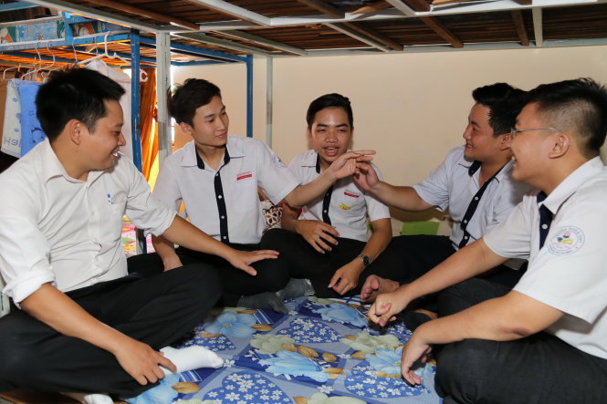 Thầy quản sinh Hồ Viết Vỹ (trái), Trường THCS-THPT Đào Duy Anh (Q.Tân Bình, TP.HCM), trò chuyện cùng học sinh nội trú - Ảnh: NHƯ HÙNG