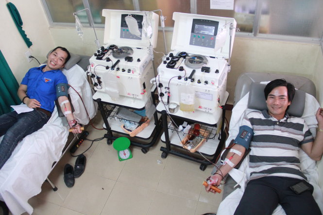 Sơn (trái) và Thảo trong lúc cho tiểu cầu cứu Hiếu - Ảnh: T.MAI