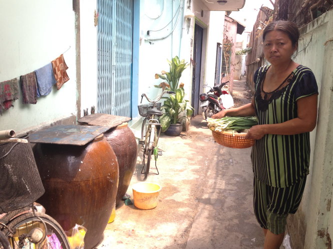 Người dân tại hẻm 17 Văn Thân phải mua nước sạch trữ trong lu để dùng - Ảnh: M.HUYỀN