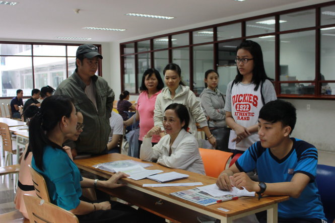 Thí sinh nộp hồ sơ xét tuyển ĐH năm 2015. Ảnh: TTO