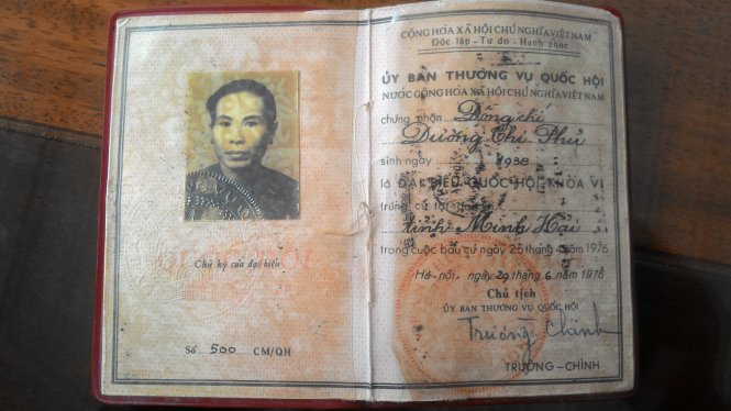 Bà Dương Thị Phủ, đại biểu Quốc hội khóa VI, với tấm thẻ đại biểu Quốc hội được bà gìn giữ rất kỹ