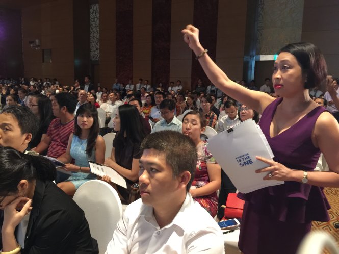 Các cổ đông đối chất với hội đồng quản trị tại đại hội cổ đông Eximbank - Ảnh: N.Bình