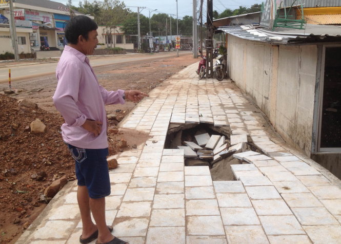 Hố sụp lún trên vỉa hè mới làm xong
- Ảnh: H.Trung