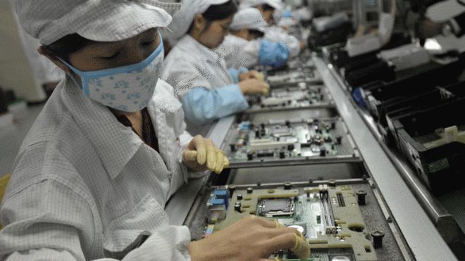 Các công nhân làm việc tại nhà máy của Foxconn - Ảnh: Getty Image