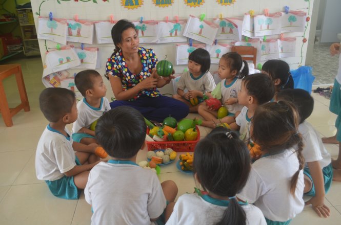 Đồ chơi bằng nguyên liệu “cây nhà lá vườn” của cô Vân đã tạo sự hứng thú nơi trẻ… - Ảnh: Minh Tâm
