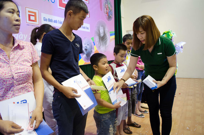 Đại diện Báo Tuổi Trẻ trao những phần quà tận tay các bé - Ảnh: Tấn Lực
