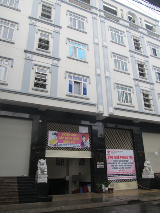 Một tòa nhà tại đường C1, Cộng Hòa, P.13, Q.Tân Bình được xây dựng giống một chung cư mini có tầng hầm giữ xe rộng, camera an ninh nhân viên túc trực24/24 với gần100 phòng trọ cao cấp cho thuê - Ảnh: Phương Nga